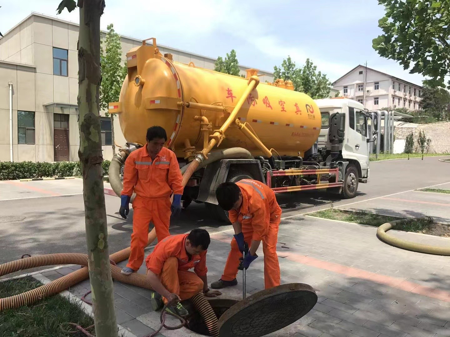 阜沙管道疏通车停在窨井附近